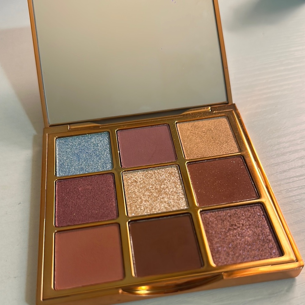 Eyeshadow Palette with Gold and Brown Shades